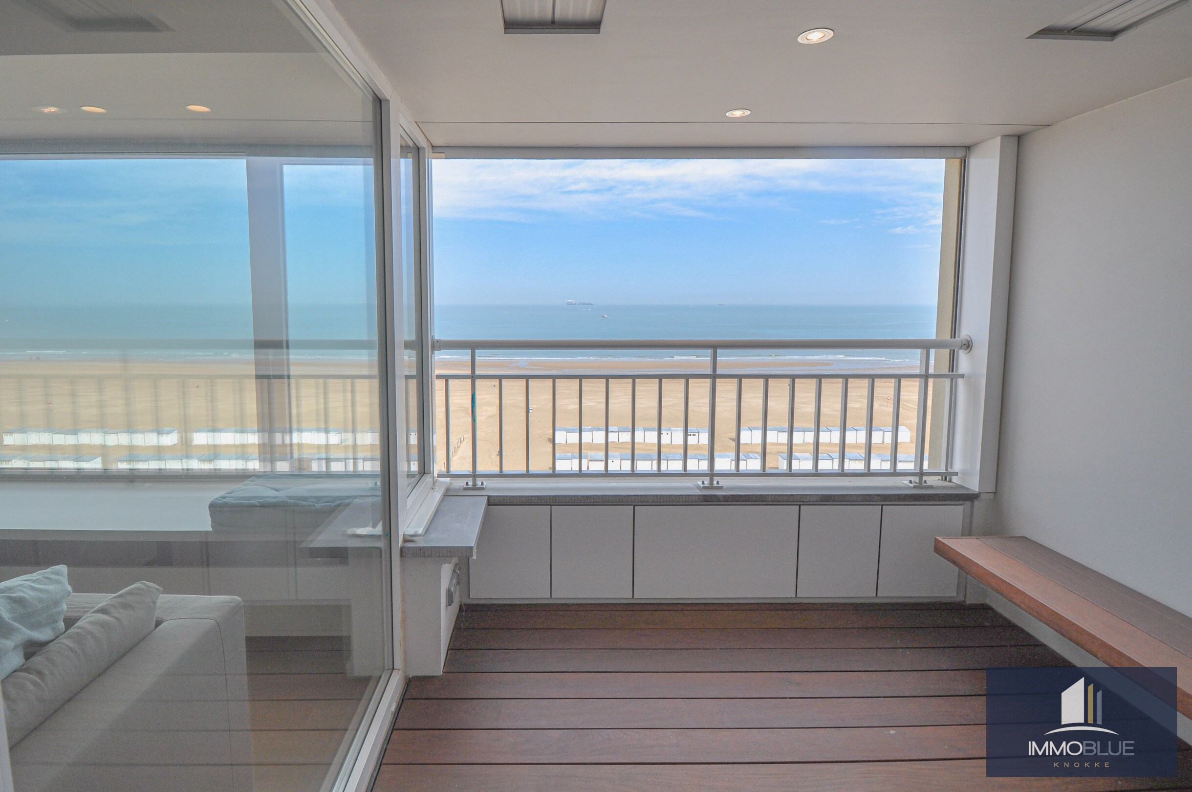 L’appartement bénéficie d’une double orientation, avec une vue frontale sur la mer à l’avant et une vue dégagée sur l’arrière-pays à l’arrière. 