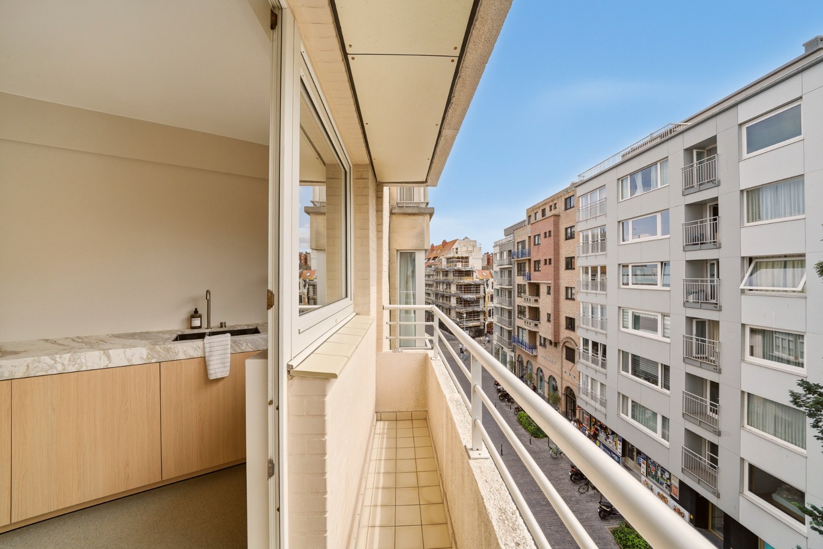 Stijlvol gerenoveerd stadsappartement met maatwerk, 2 slaapkamers en veel bergruimte 