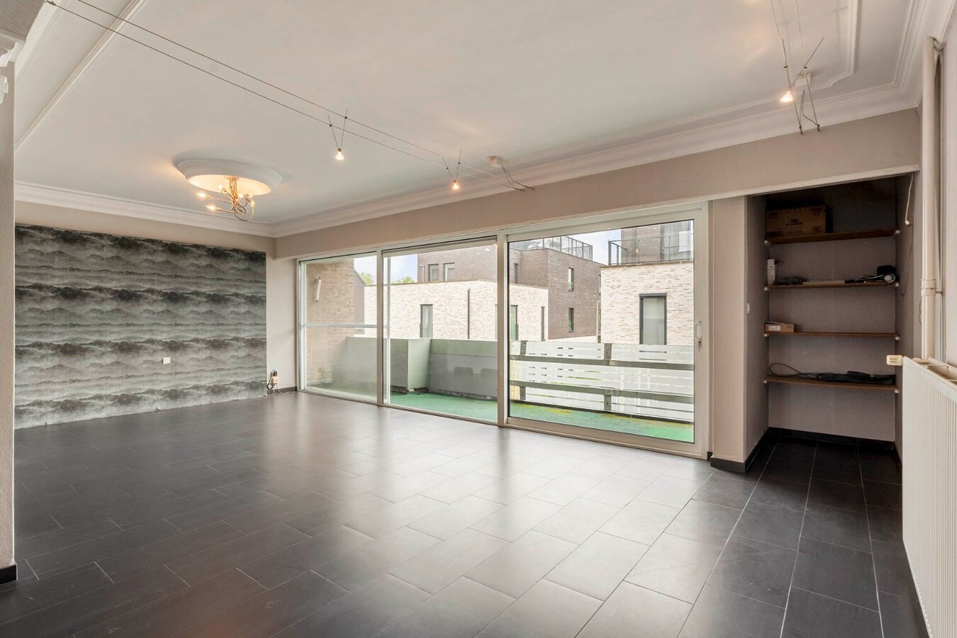 Comfortabel, zeer ruim appartement met 4 slaapkamers, terras en garage in het centrum van Neeroeteren! 