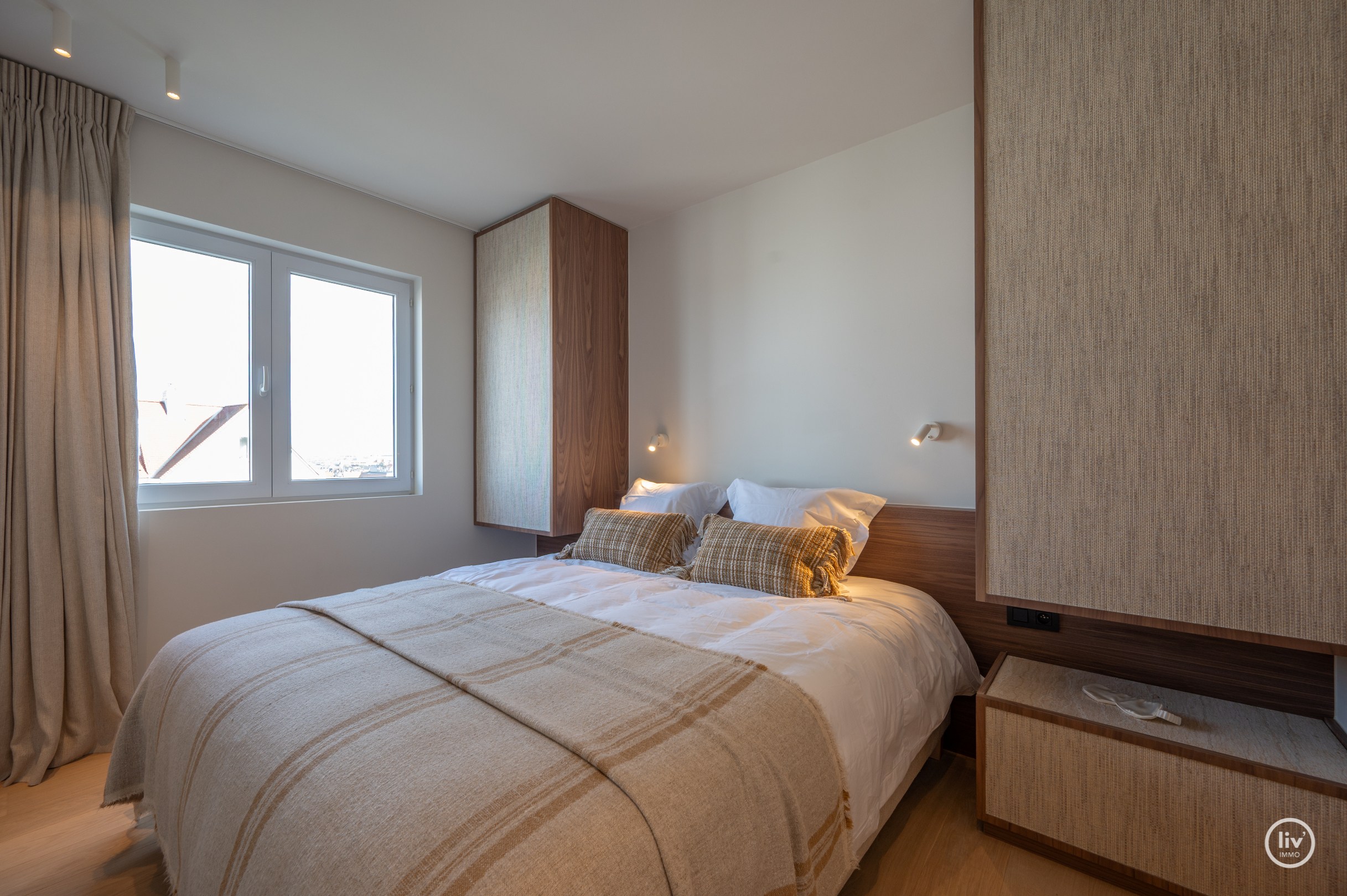 Zeer luxueus gerenoveerd 4 slaapkamer hoekappartement ideaal gelegen te Duinbergen genietend van zeezicht. 