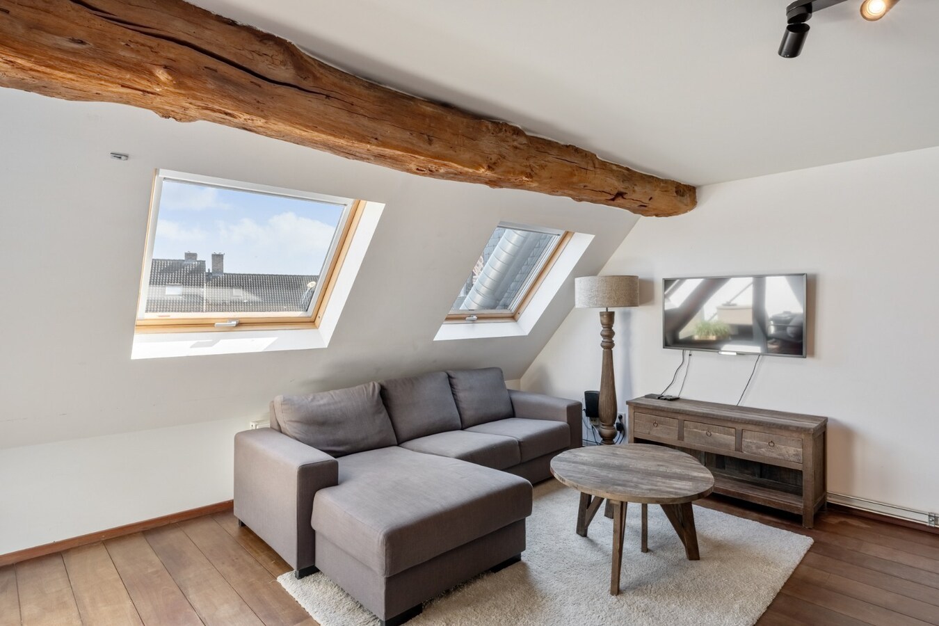Comfortabel duplex appartement op de 3de en 4de verdieping van een kleinschalige residentie op een steenworp van de historische markt! 