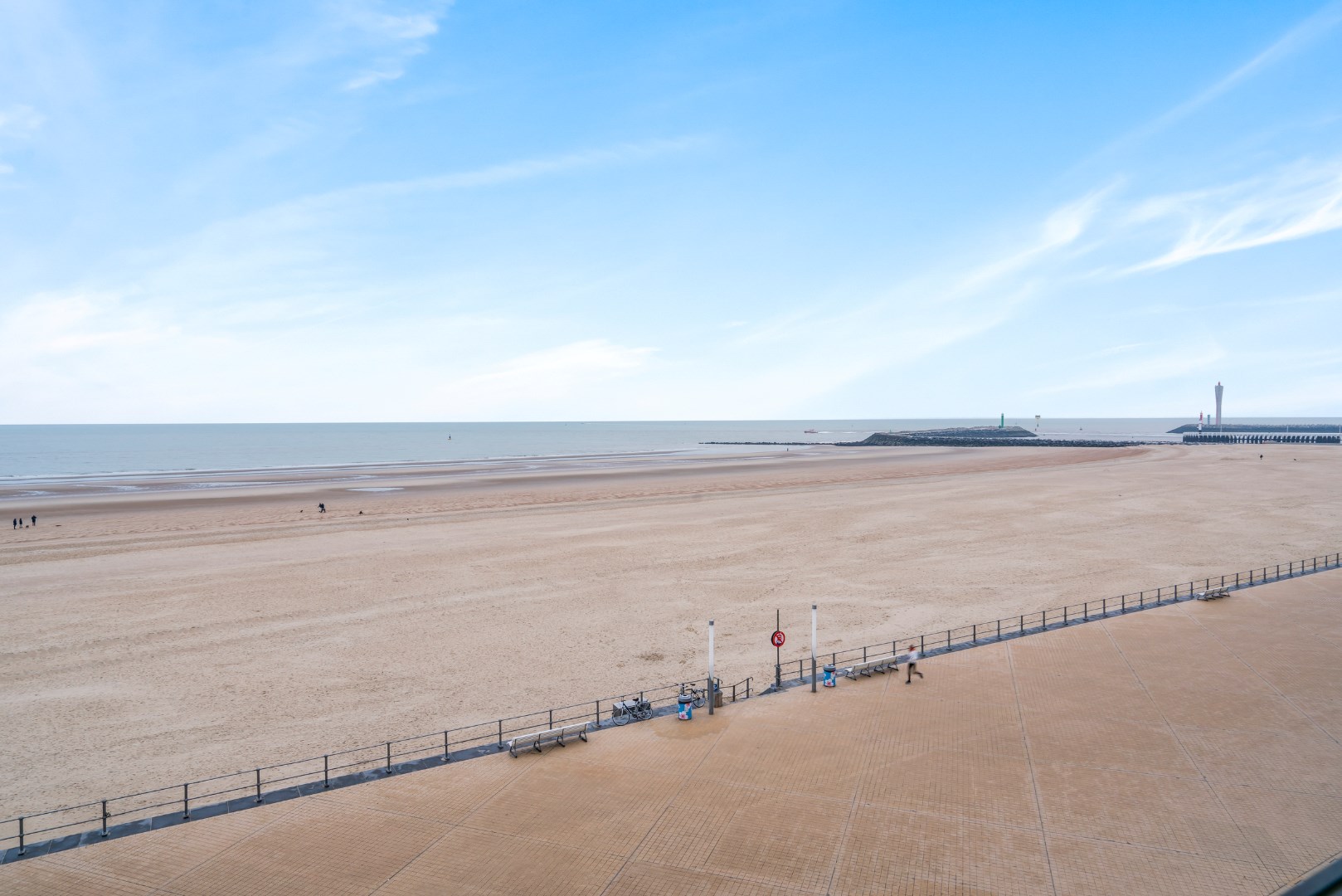 STUDIO MET FRONTAAL ZEEZICHT EN TERRAS 