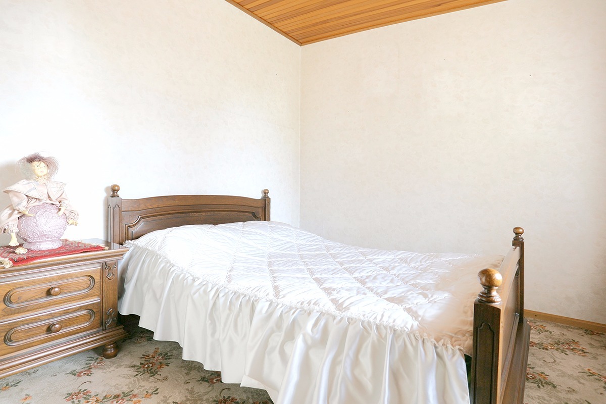 Vrijstaand woonhuis met dubbele garage, erf tuin en ondergrond staande en gelegen te Bergeijk, Bucht 45. 