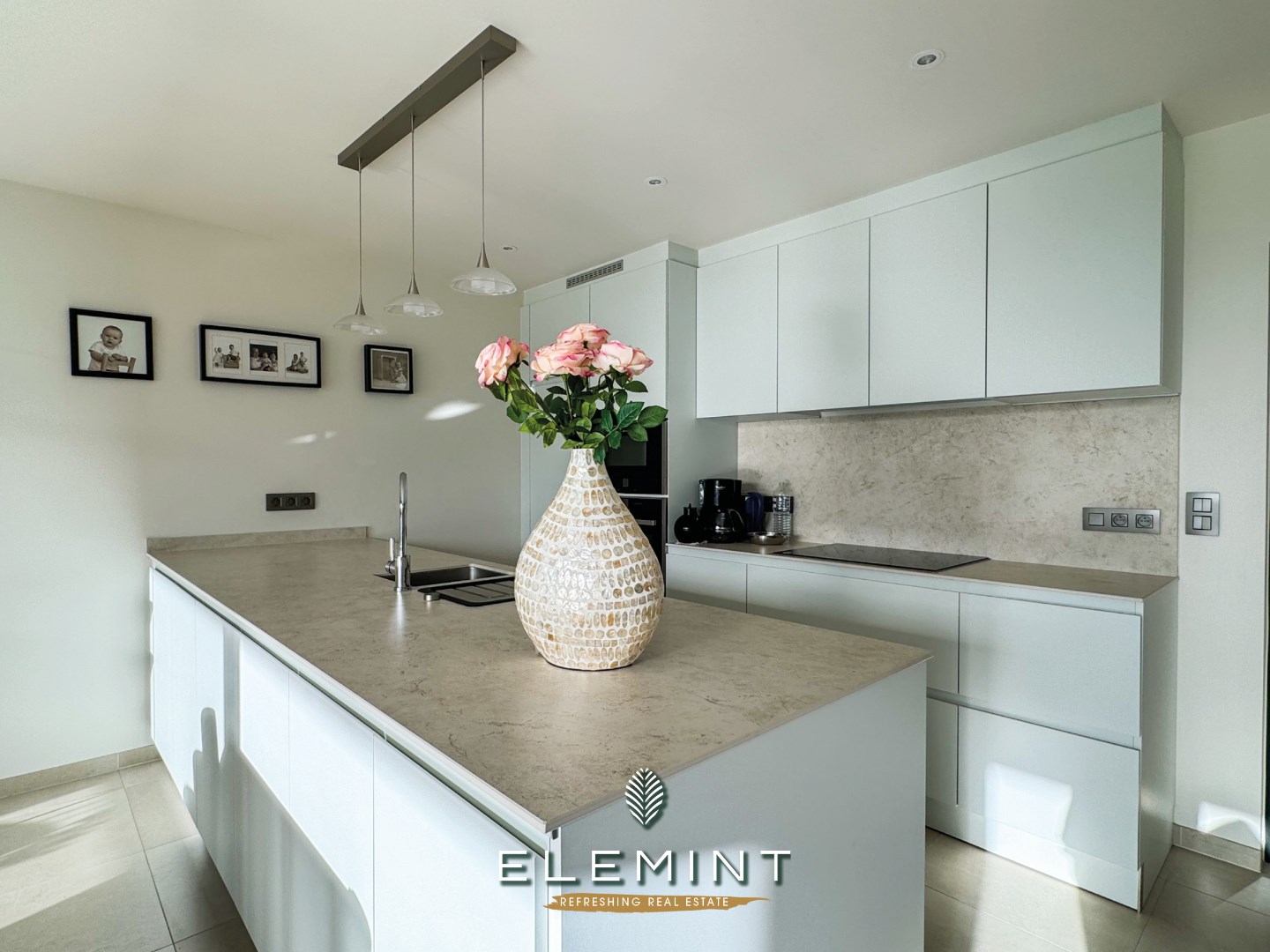 Ruim modern appartement met terras, 2 slaapkamers en 2 staanplaatsen 