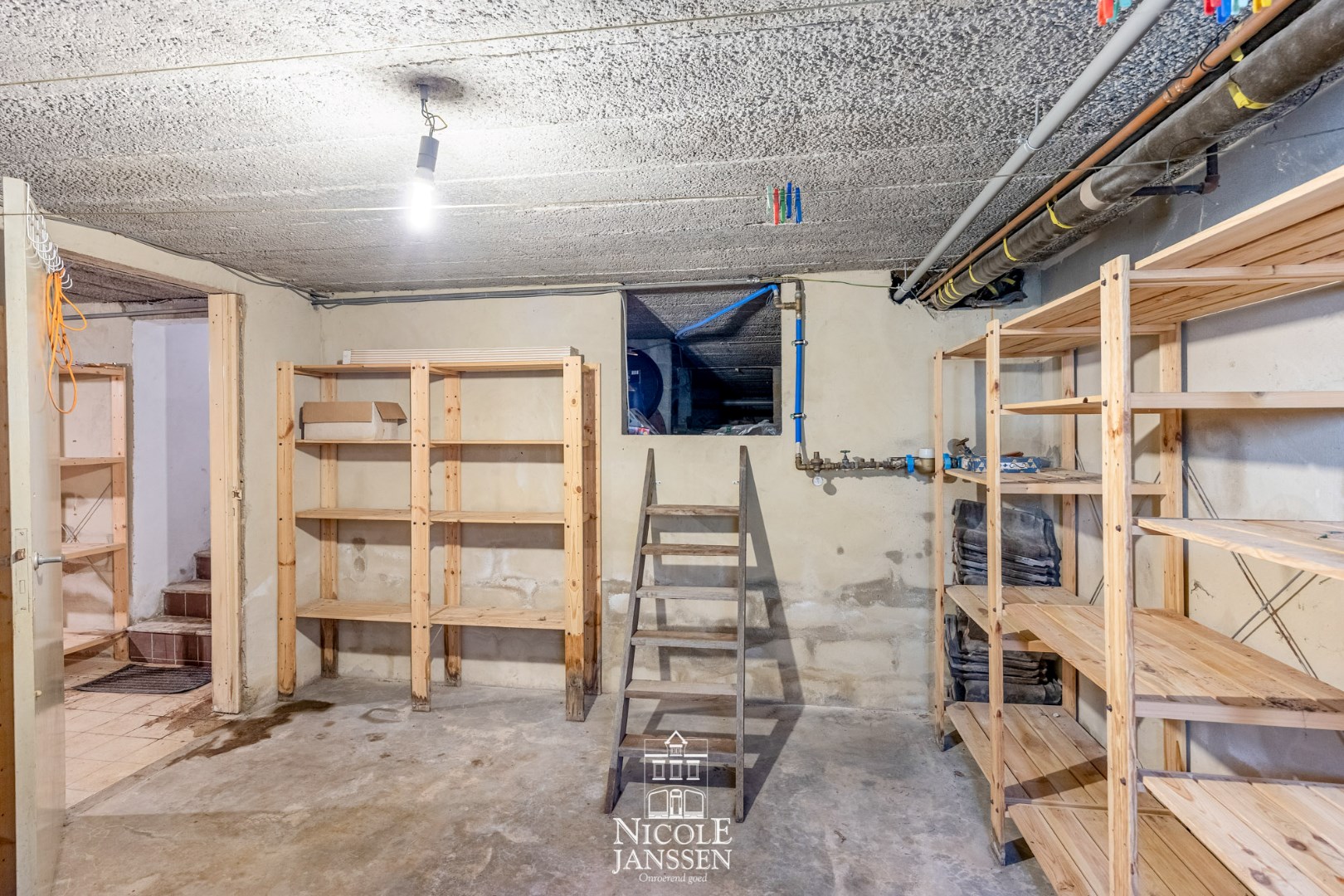 Ruime kelder, ideaal voor extra opslagruimte 