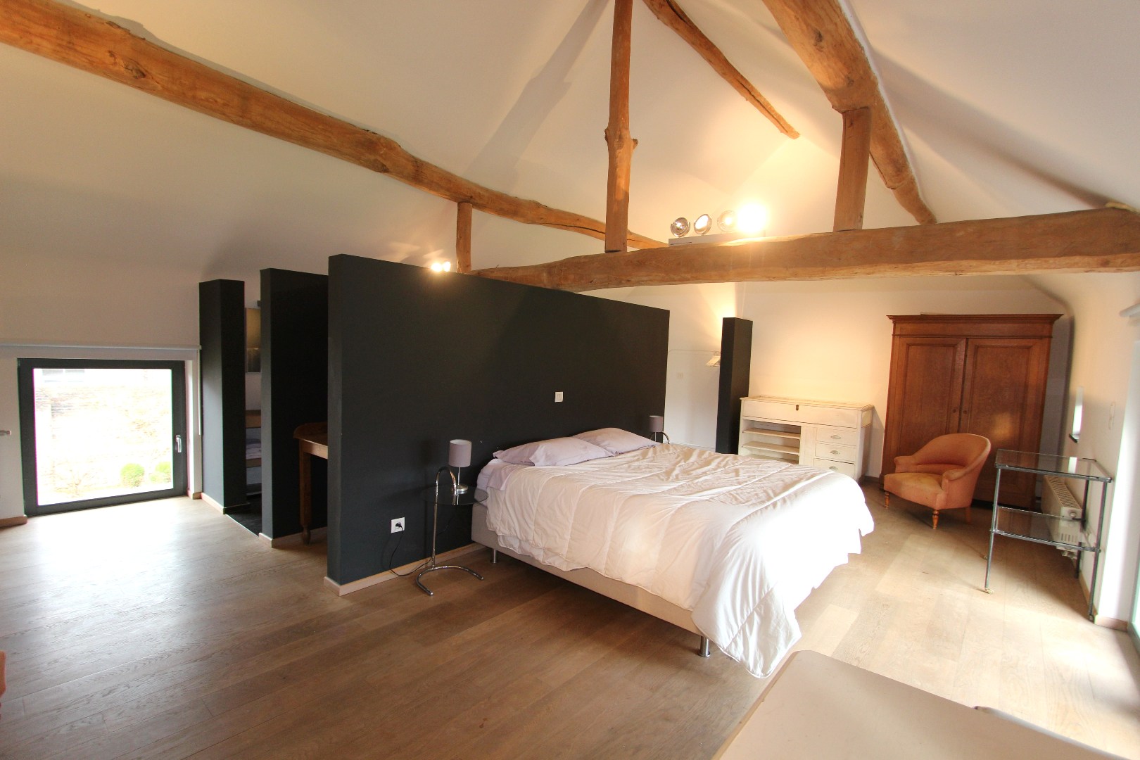 RUIME WONING VAN 390 m² MET GROTE TUIN EN ZWEMBAD 