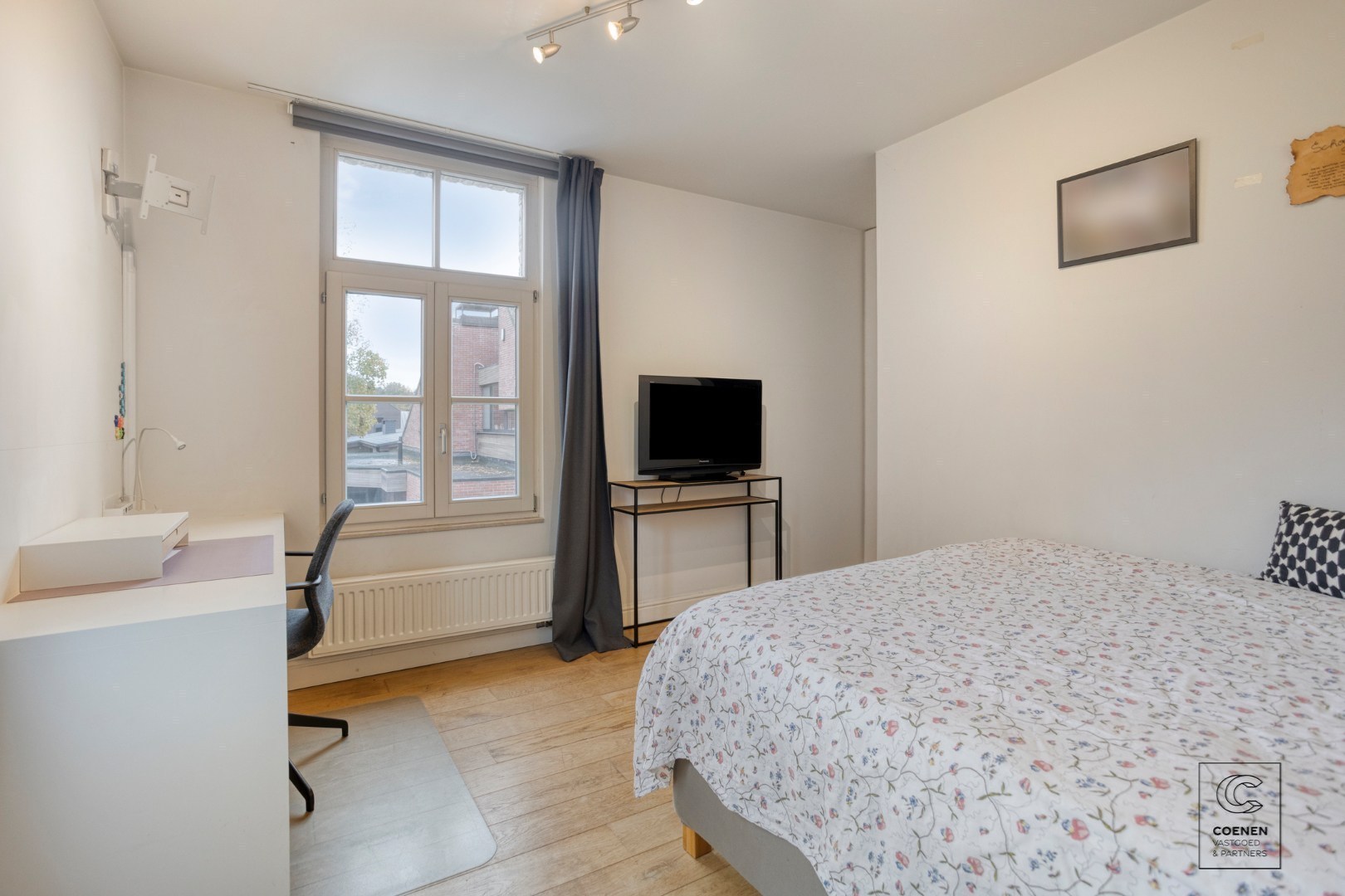 Prachtige woning met een bew. opp. van 302 m², 6 slpk, 3 bk en prachtige tuin met zwembad 