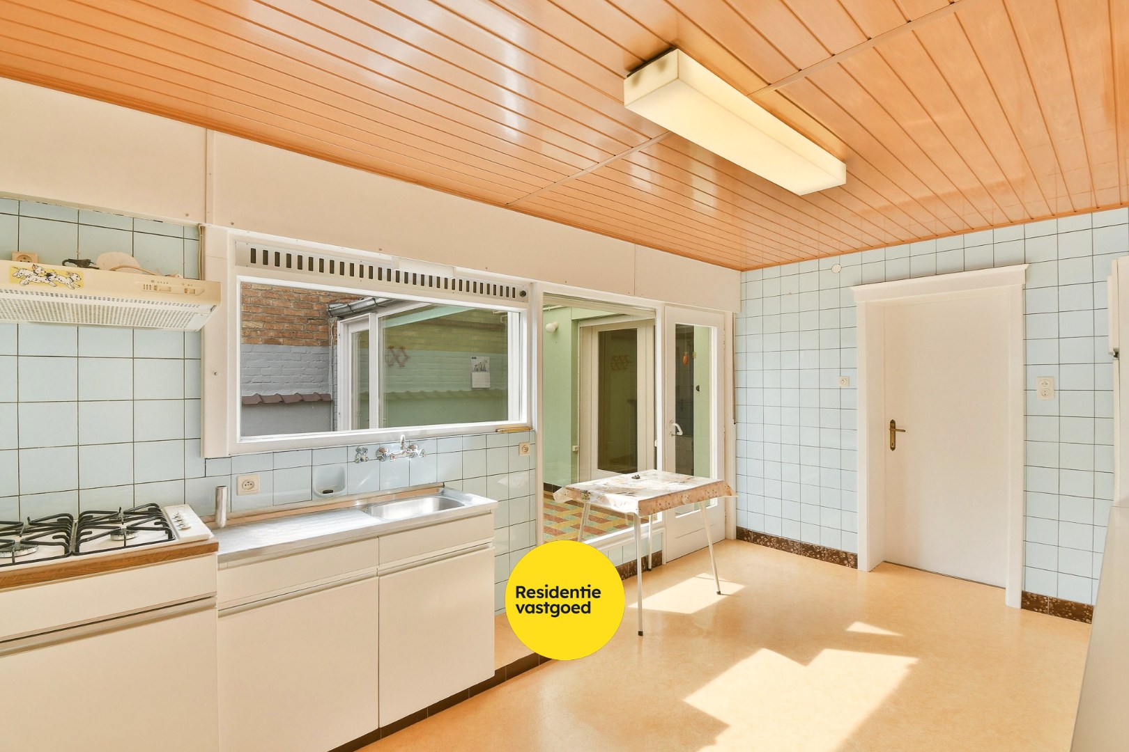 Te renoveren gezinswoning met drie slaapkamers en zongerichte tuin 