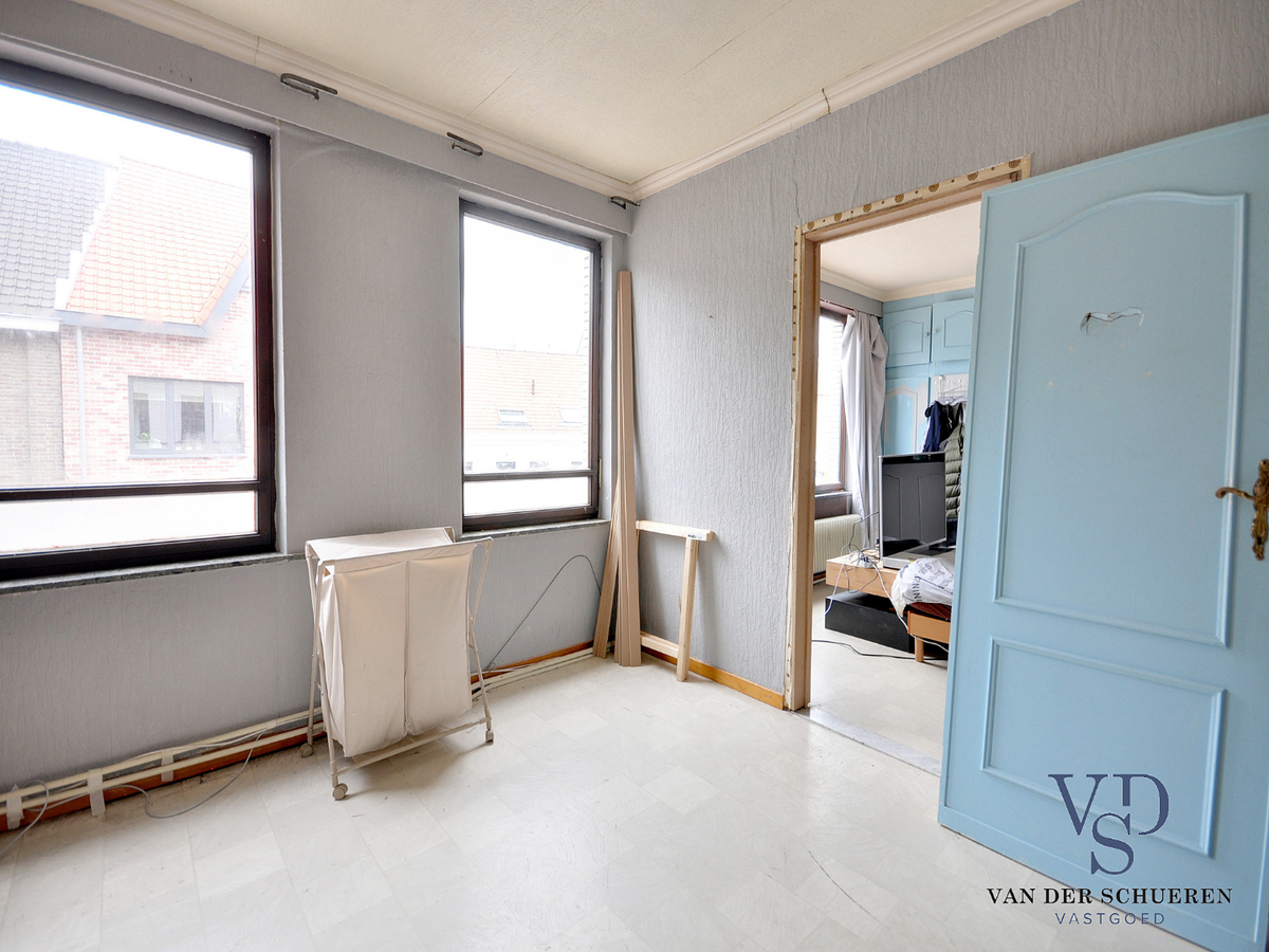 Op te frissen gezinswoning in hartje Gavere ! 