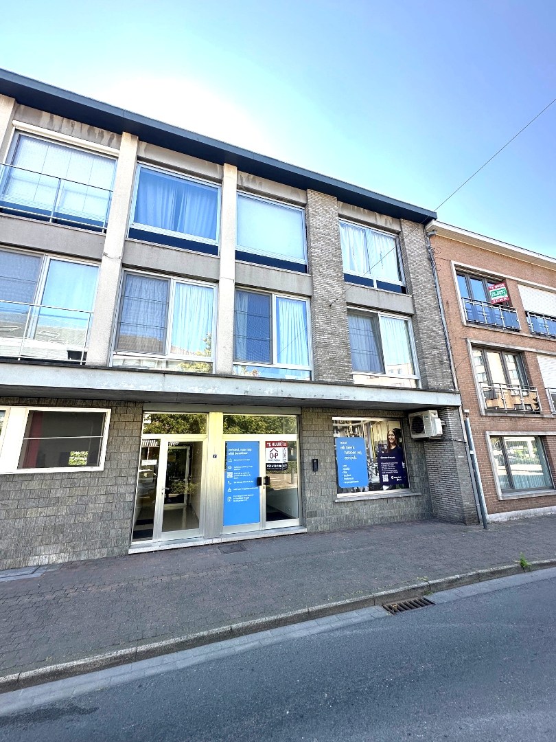 Instapklare kantoorruimte (+/- 100 m²) met 2 parkeerplaatsen, Torhout centrum 