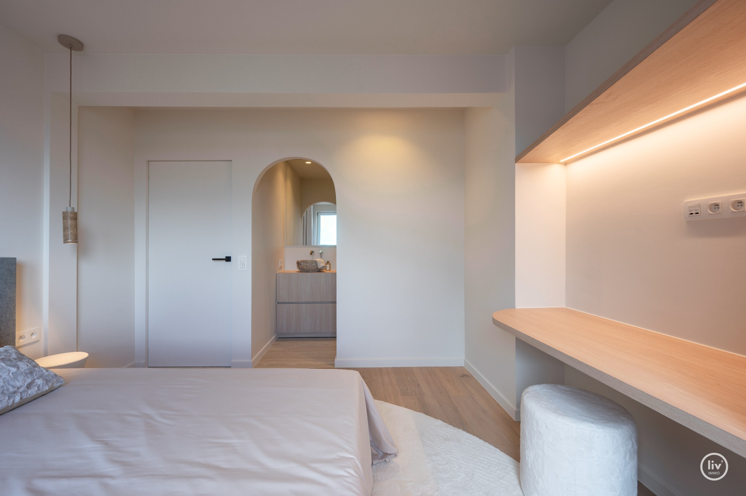 Luxueus volledig gerenoveerd 3 slaapkamer appartement te Lippenslaan gelegen op wandelafstand van het Albertstrand. 