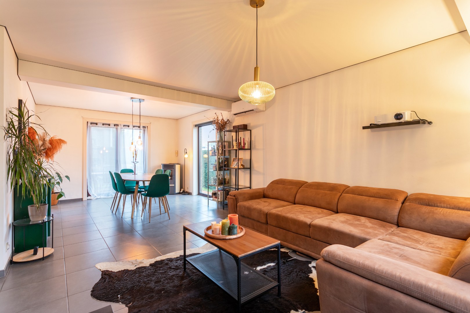 Op te frissen bungalow met 2 slaapkamers, garage en tuin op topligging in Halle 