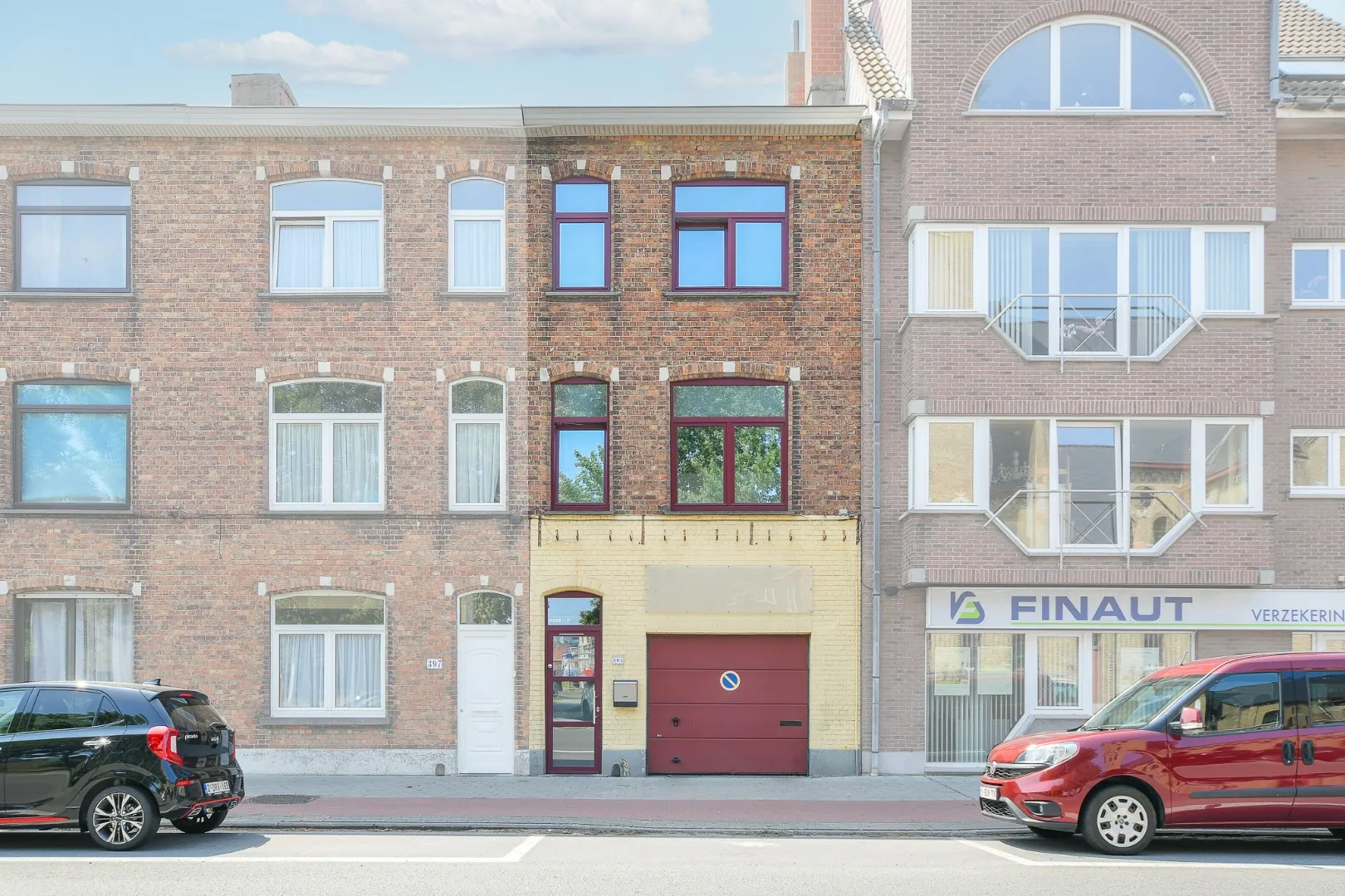 Ruime woning met garage, zonnige koer en mog. 5 slaapkamers te Oostende