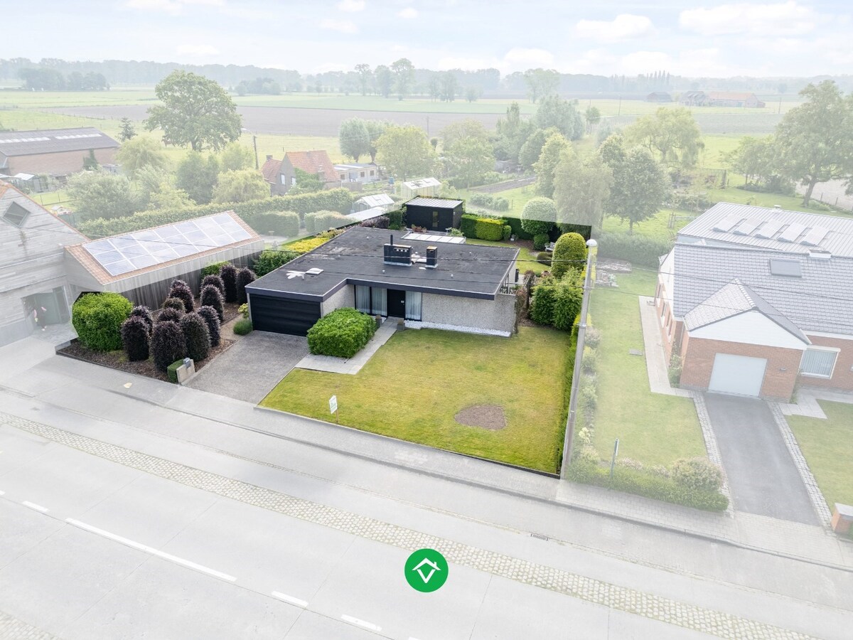 Alleenstaande woning met 4 slaapkamers en dubbele garage te Koekelare 