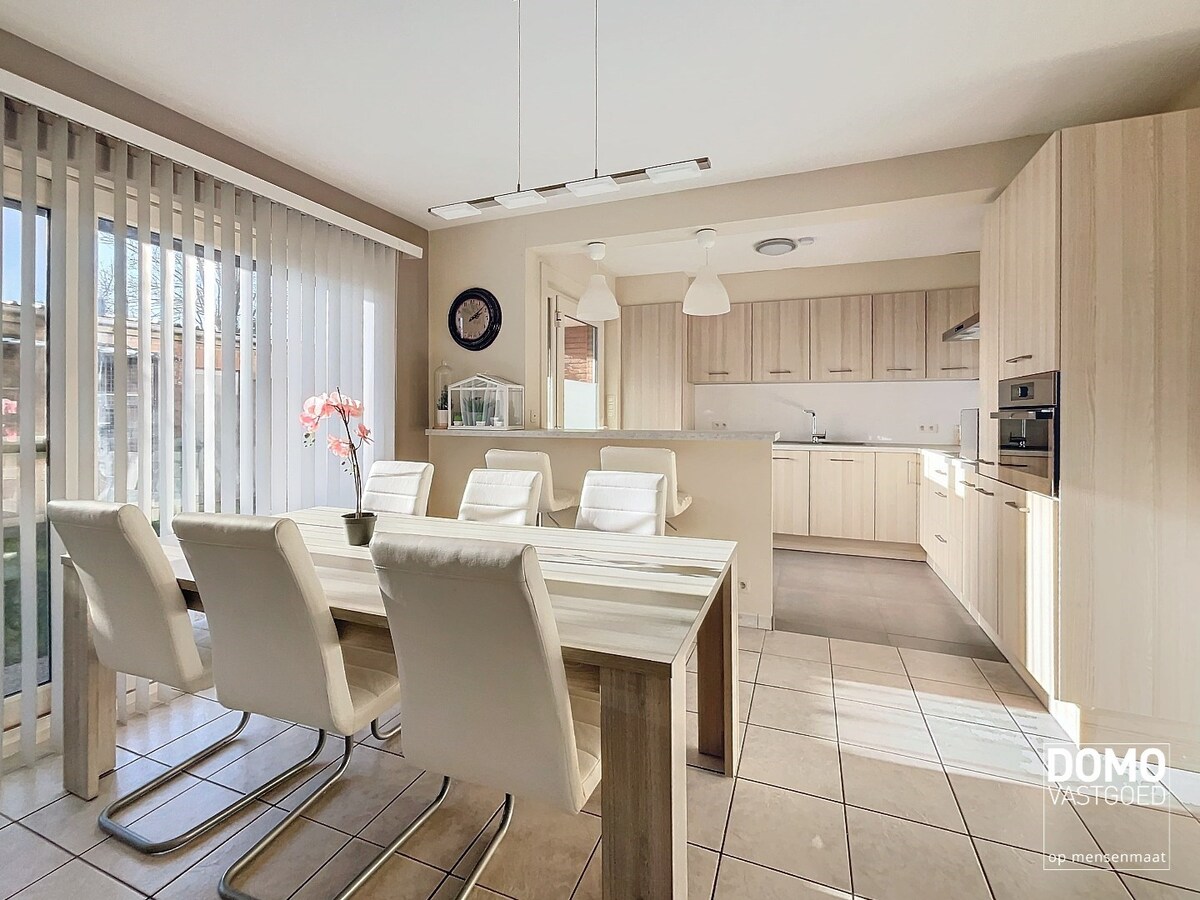 GEZELLIG, GERENOVEERD TWEE SLAAPKAMERAPPARTEMENT MET TUIN EN GARAGE TE HASSELT 