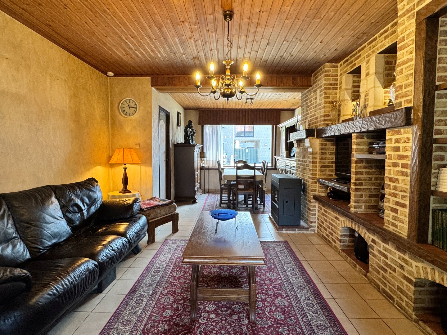 Gezellige woning met stadstuin, garage en uitweg langsachter. 