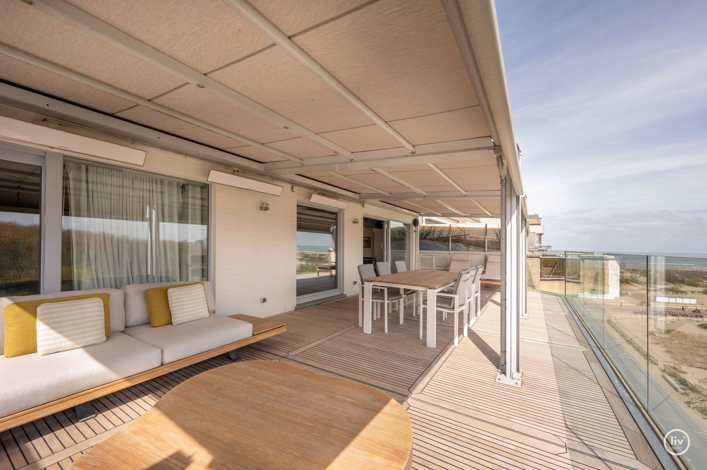 Dit magnifieke duplexappartement combineert uitzonderlijke volumes met adembenemende zichten over zowel de omliggende bossen als de zee. 