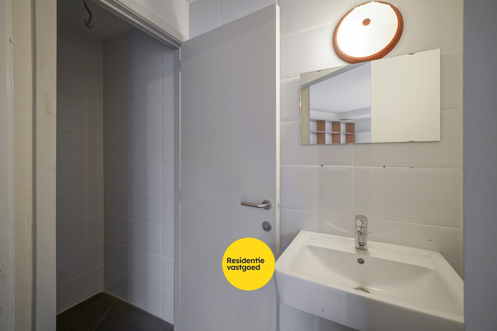 Instapklaar handelsgelijkvloers met sterke visibiliteit te Oostende 