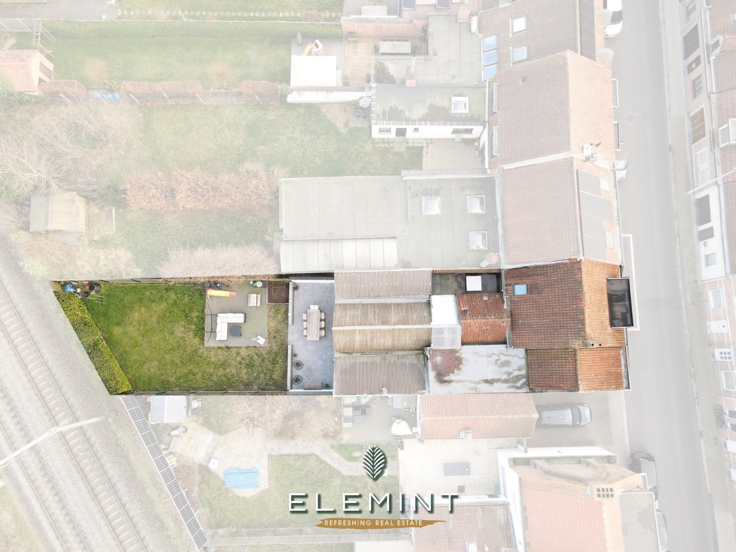 Gezinswoning met aanpalende magazijn en mooie tuin 