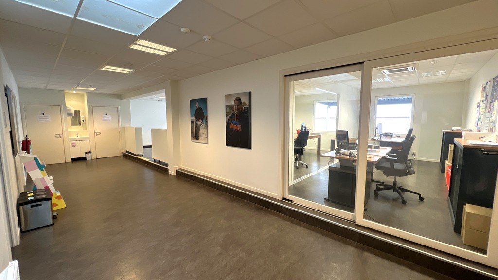 Magazijnen met kantoren te huur in Industriepark Drongen