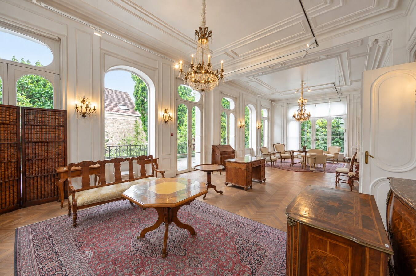 IMPOSANT KARAKTERVOL NEOCLASSICISTISCH HERENHUIS 