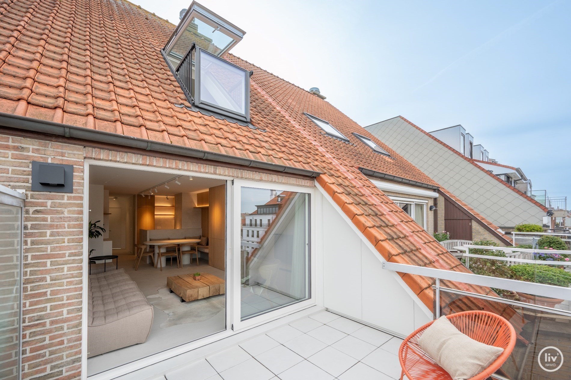 Superbe appartement en duplex magnifiquement rénové avec une spacieuse terrasse orientée vers l'ouest, situé sur la Lippenslaan à Knokke. 