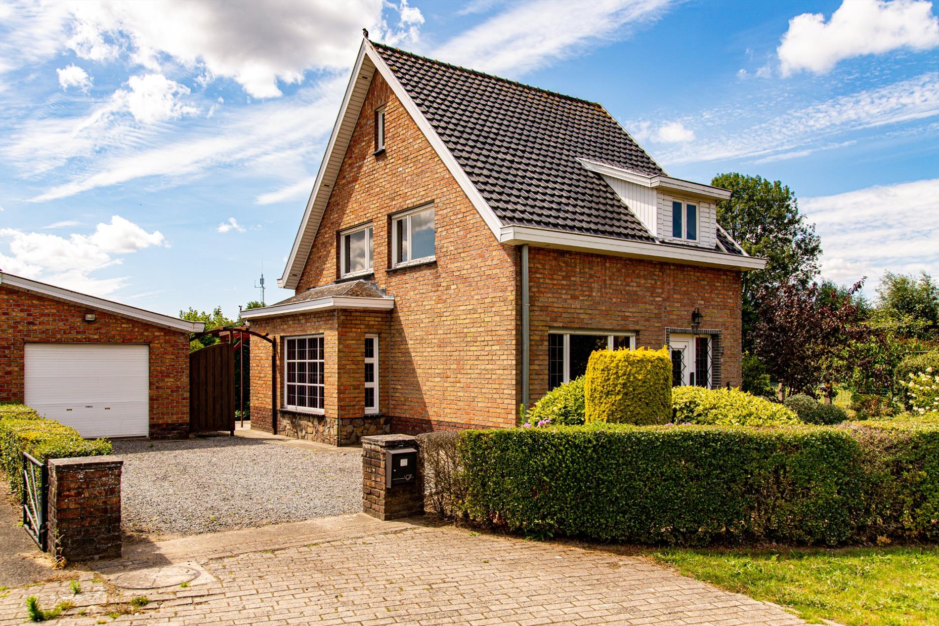 Te renoveren woning met  3 slpks  rustig gelegen te Aalter 