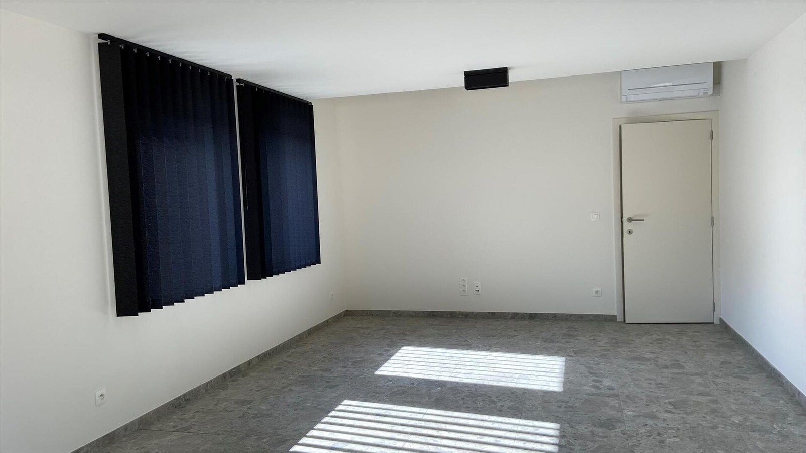 GELIJKVLOERS APPARTEMENT MET TWEE SLAAPKAMERS EN PRIVATIEVE TUIN 