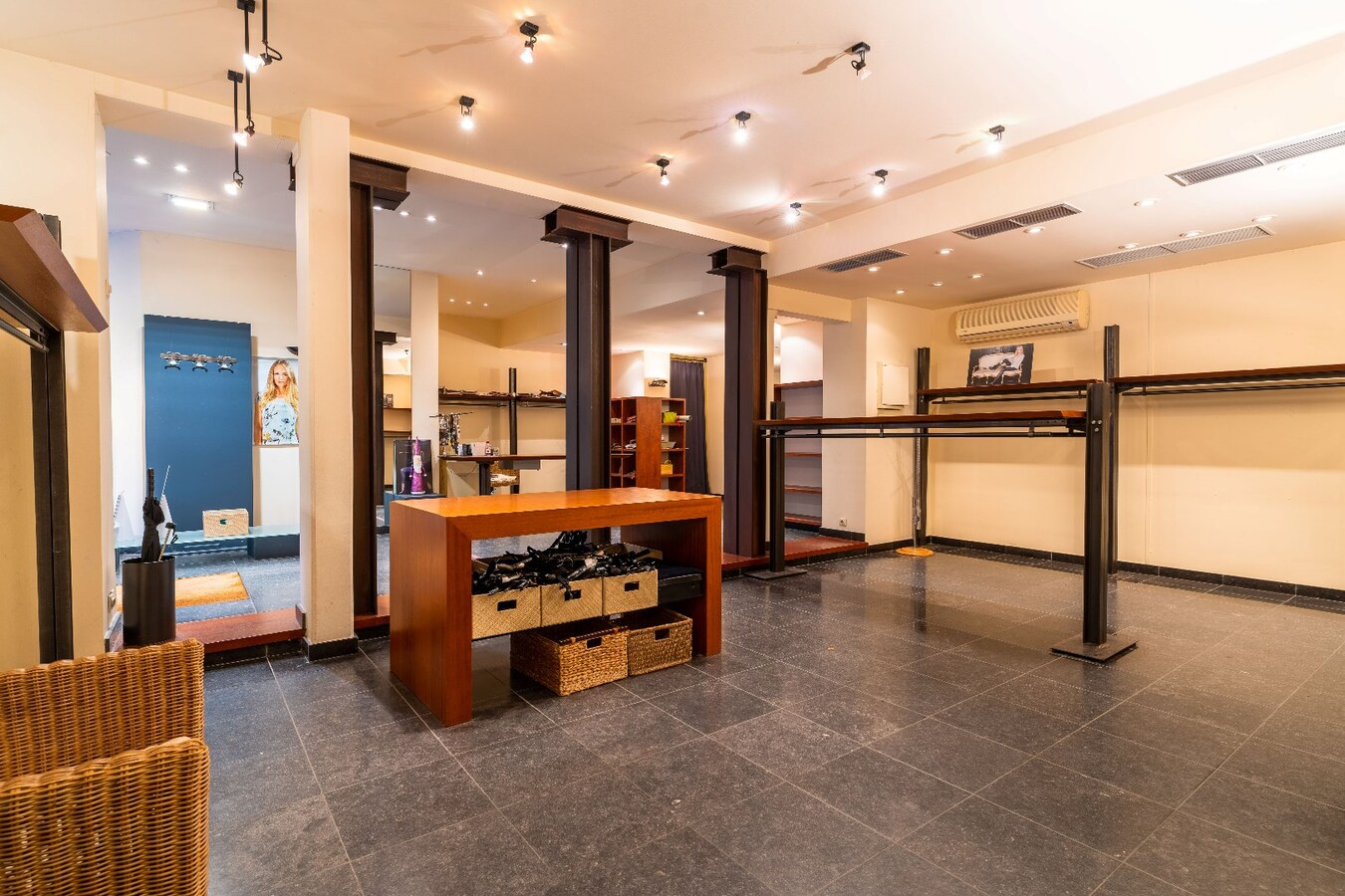 Surface commerciale de +/- 115m2 en plein centre-ville, à 2 pas de la Grand Place et de la Petite Rue ! 