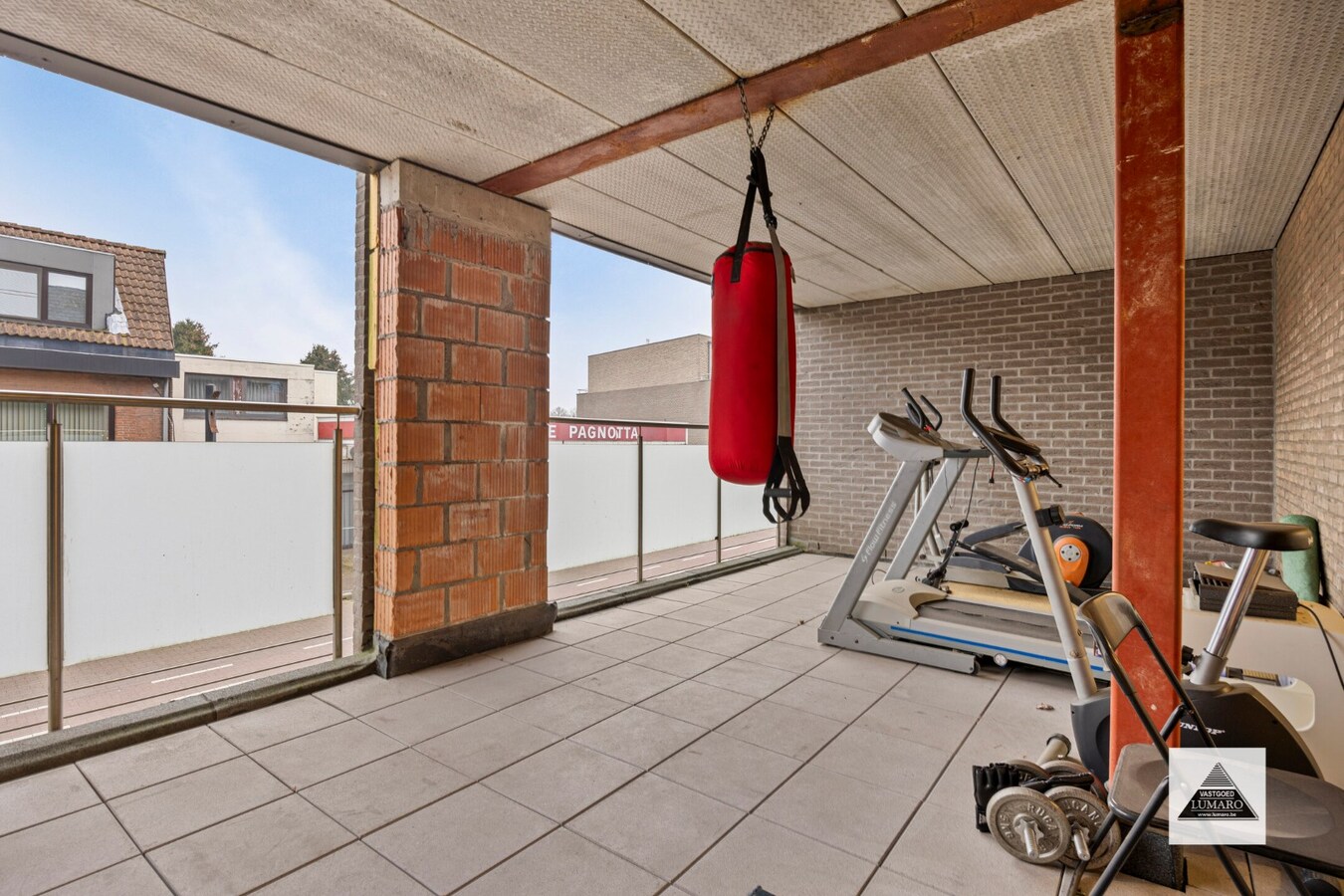 Handelsgelijkvloers en 2 appartementen en parking. Perceel van 15a 49ca. 