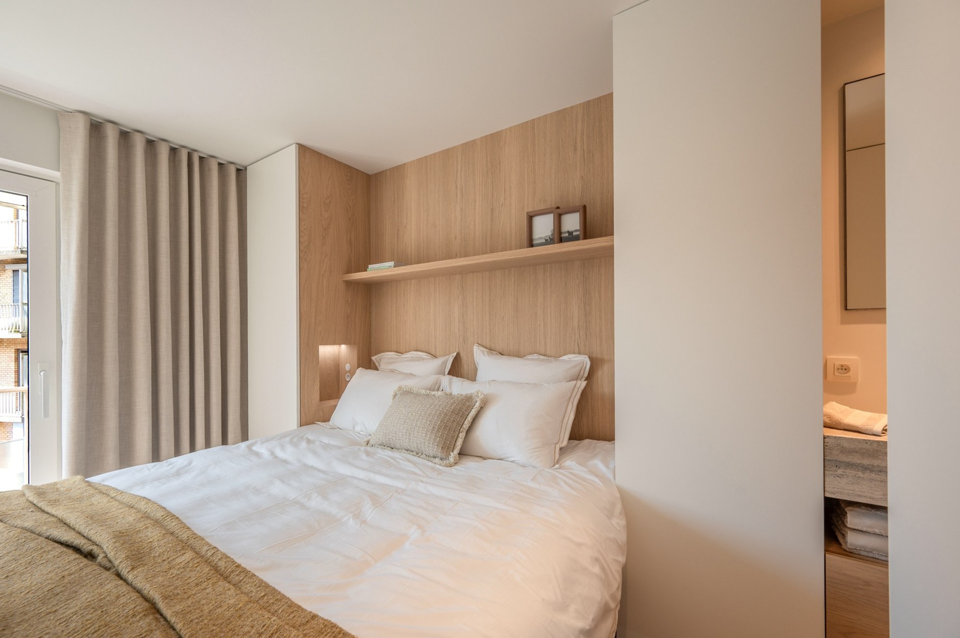 Appartement exclusivement rénové avec 3 chambres à vendre près de la plage d'Albert et de la place de la Lumière. 