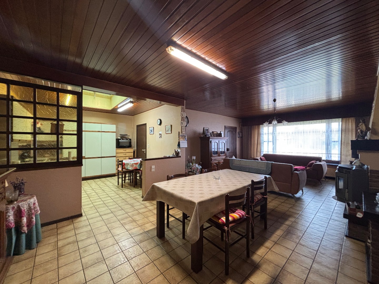 Gelijkvloerse woning met 2 slpk., garage en carport nabij centrum Mol 