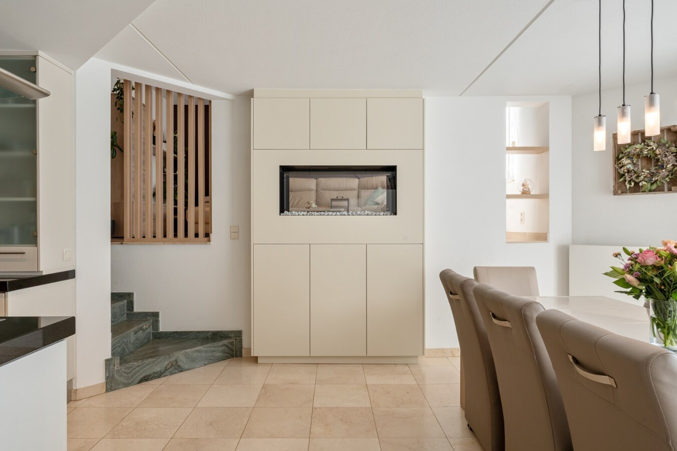 Zeer ruime, goed afgewerkte woning met diverse mogelijkheden nabij het centrum van Maaseik! 