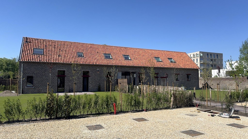 Kantoor te huur in prachtig gerenoveerde vierkantshoeve te Zwijnaarde