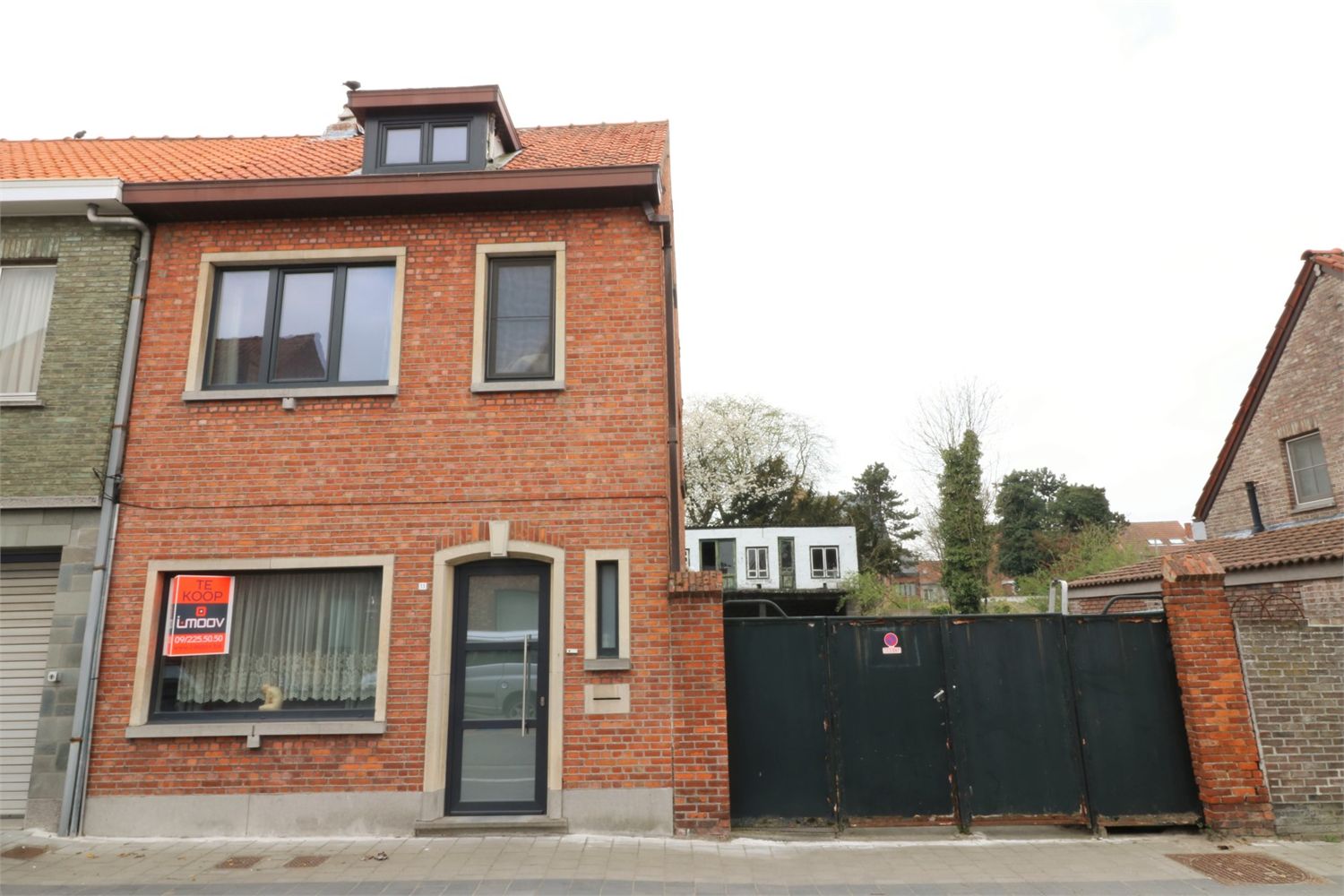 Te renoveren woning met veel mogelijkheden 