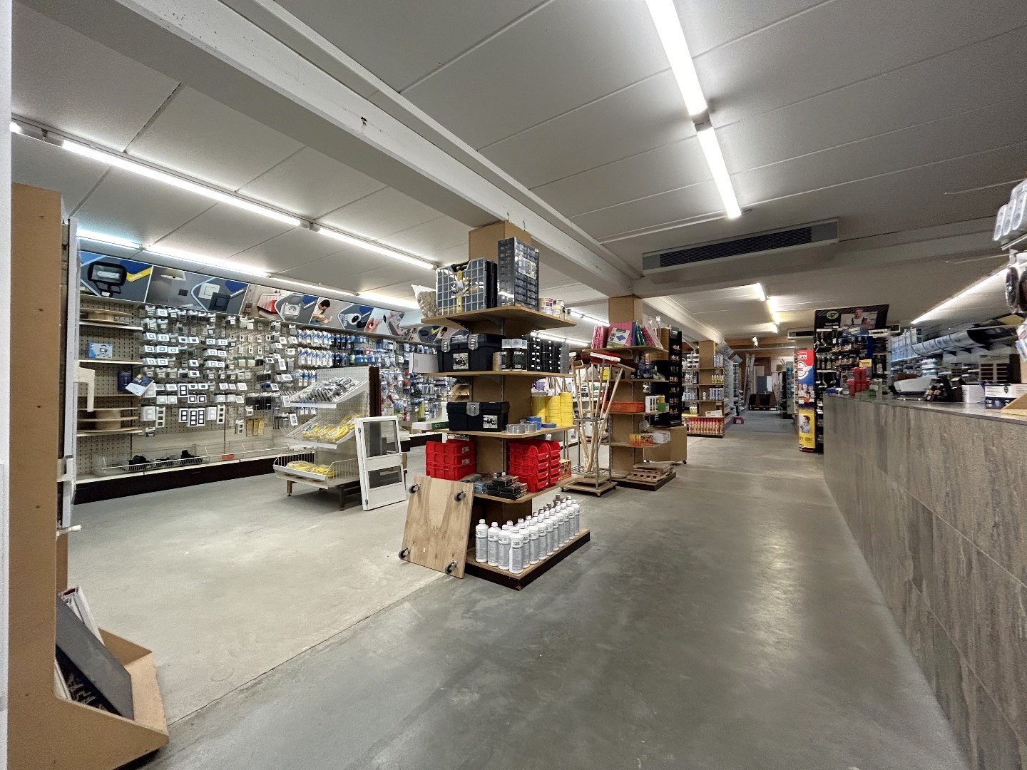 Handelsgelijkvloers op commerciële ligging in centrum Geel 