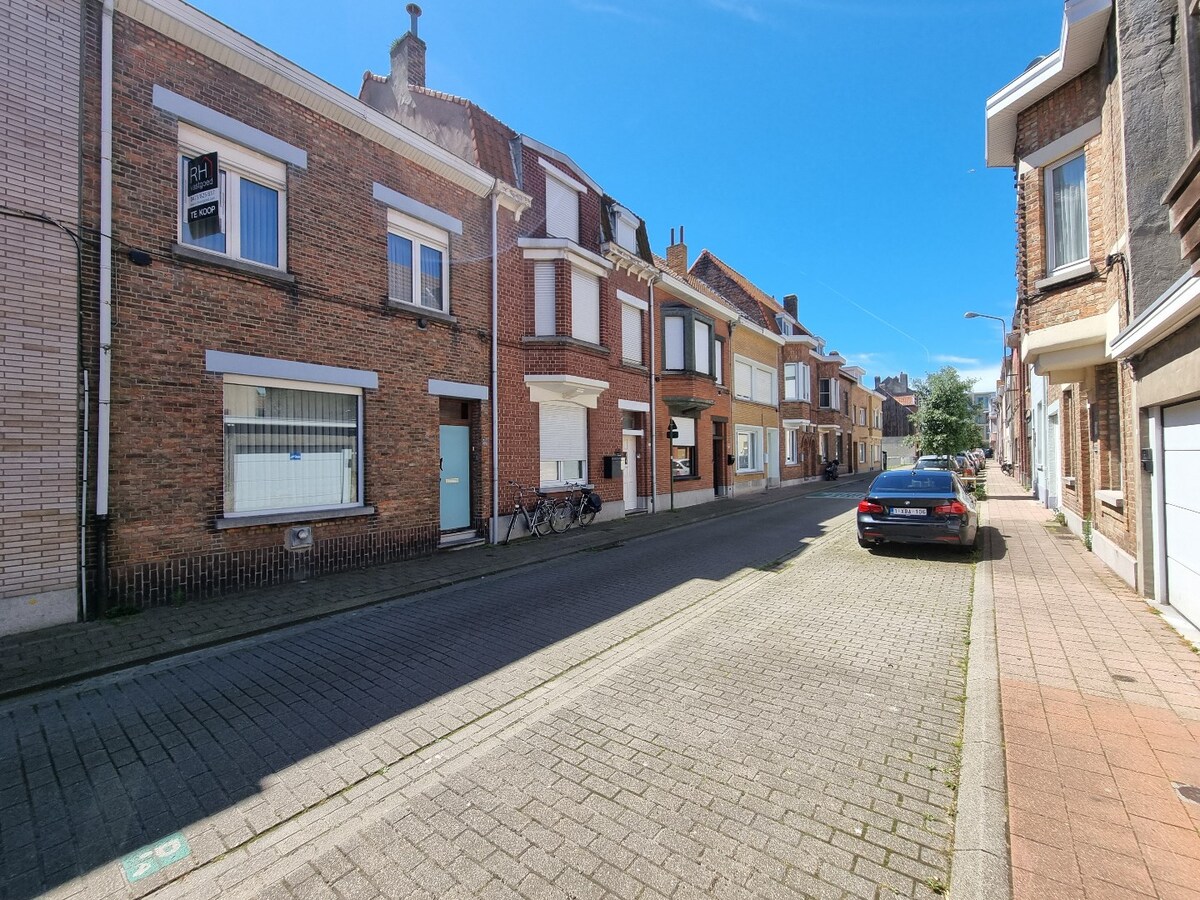 Te moderniseren woning op centrale ligging te Heist 