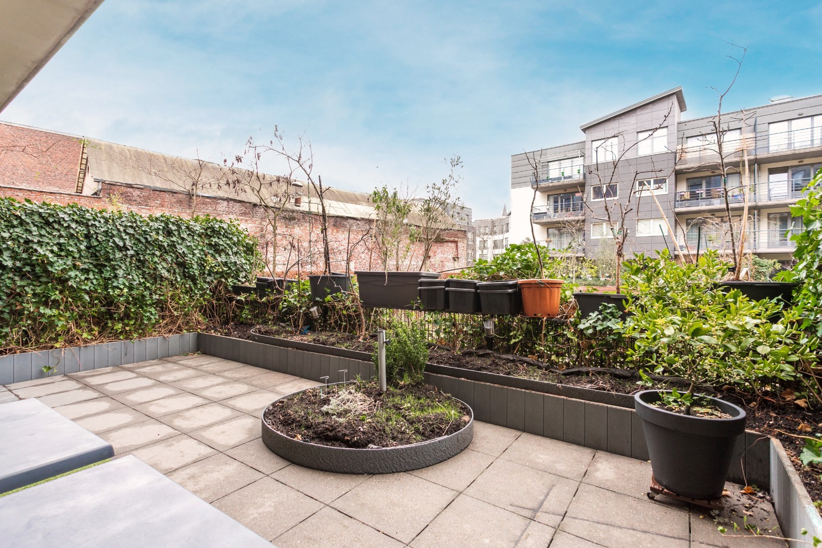 Energiezuinig 1-slpk appartement gelijkvloers met terras, parking en toplocatie nabij Brussel-Zuid 