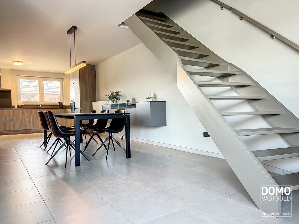 Luxe duplex appartement met terras, garage en 2 slaapkamers in Beverst - Volledig bemeubeld. 