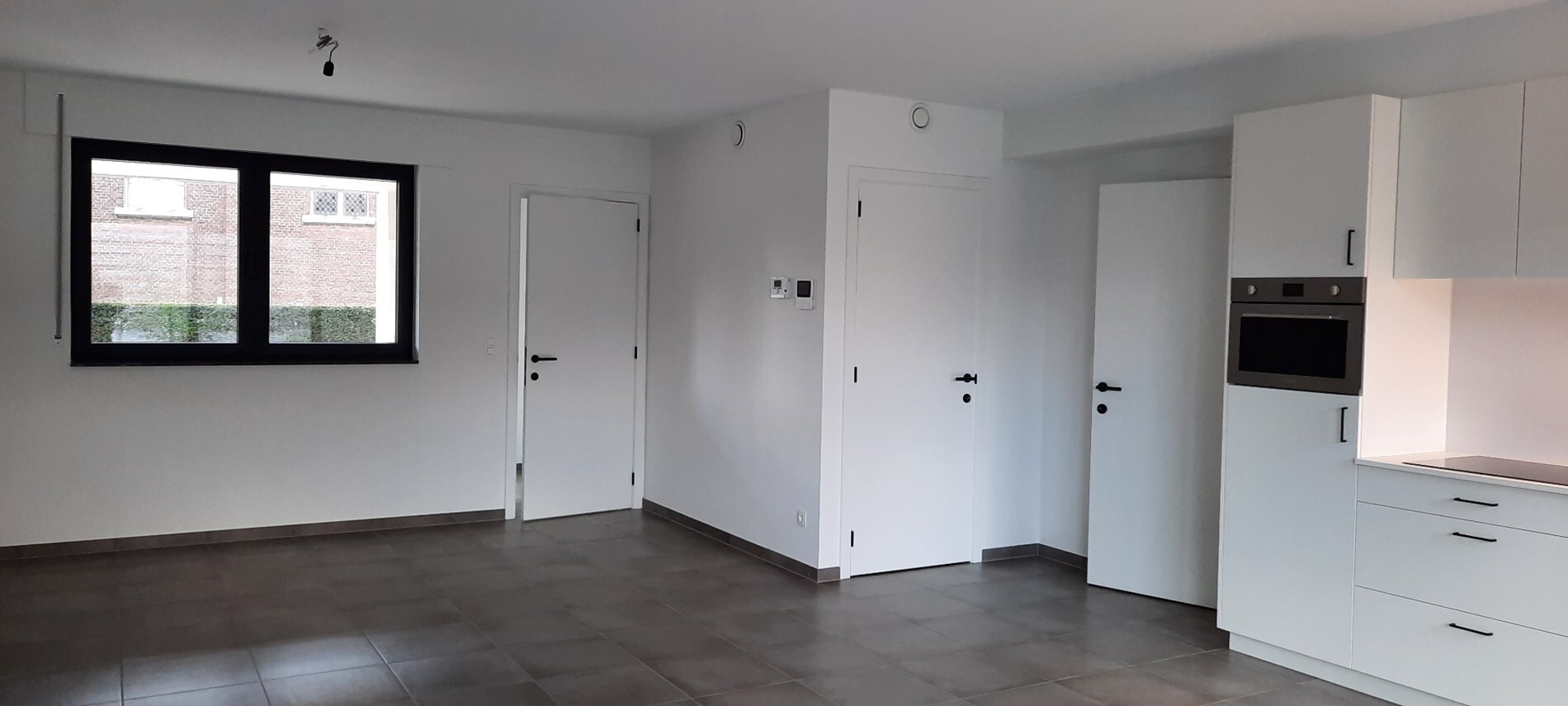 Een prachtig nieuwbouw gelijkvloers appartement met 2 slaapkamers, terras en inpandige autostandplaats. 