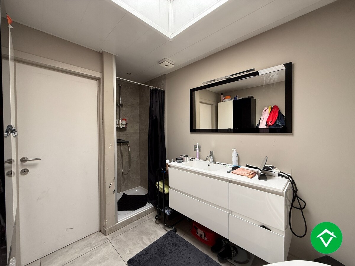 Instapklare woning met drie slaapkamers, tuin met uitweg, zolderkamer te Roeselare 