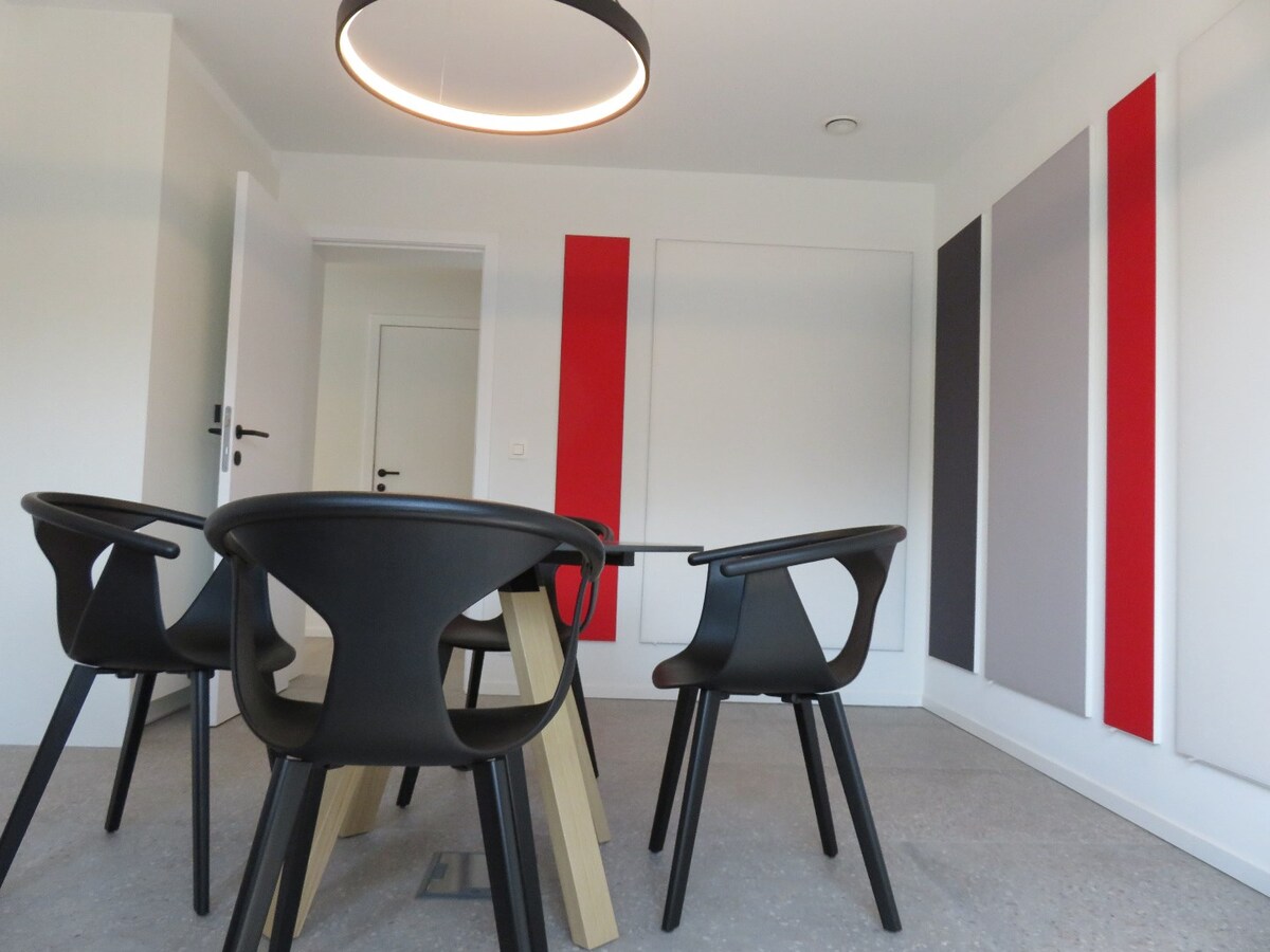 "Modern commercieel kantoor in Hasselt | Volledig gerenoveerd in 2018. 