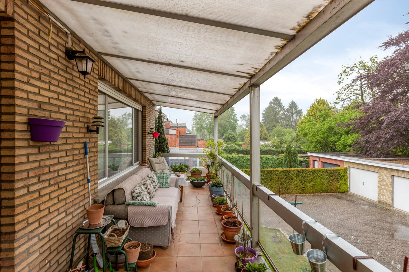 Kleinschalig gebouw met 2 appartementen en bijhorende garageboxen te Brasschaat 