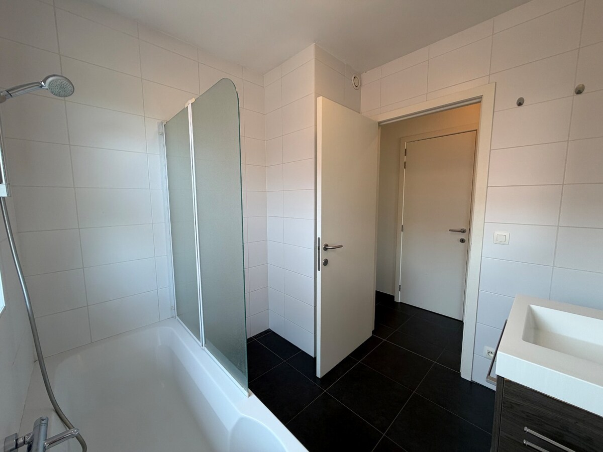 2 slpk-appartement nabij allerhande voorzieningen. 