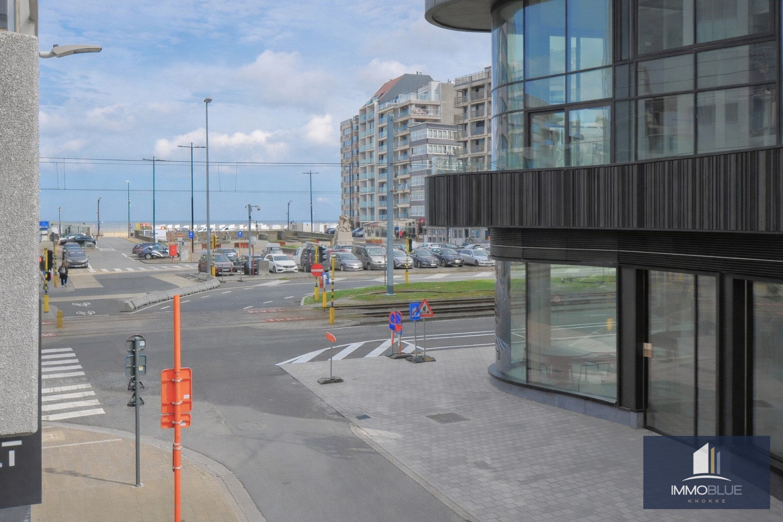 Appartement idéalement situé avec vue partielle sur la mer et sur le centre commercial. 