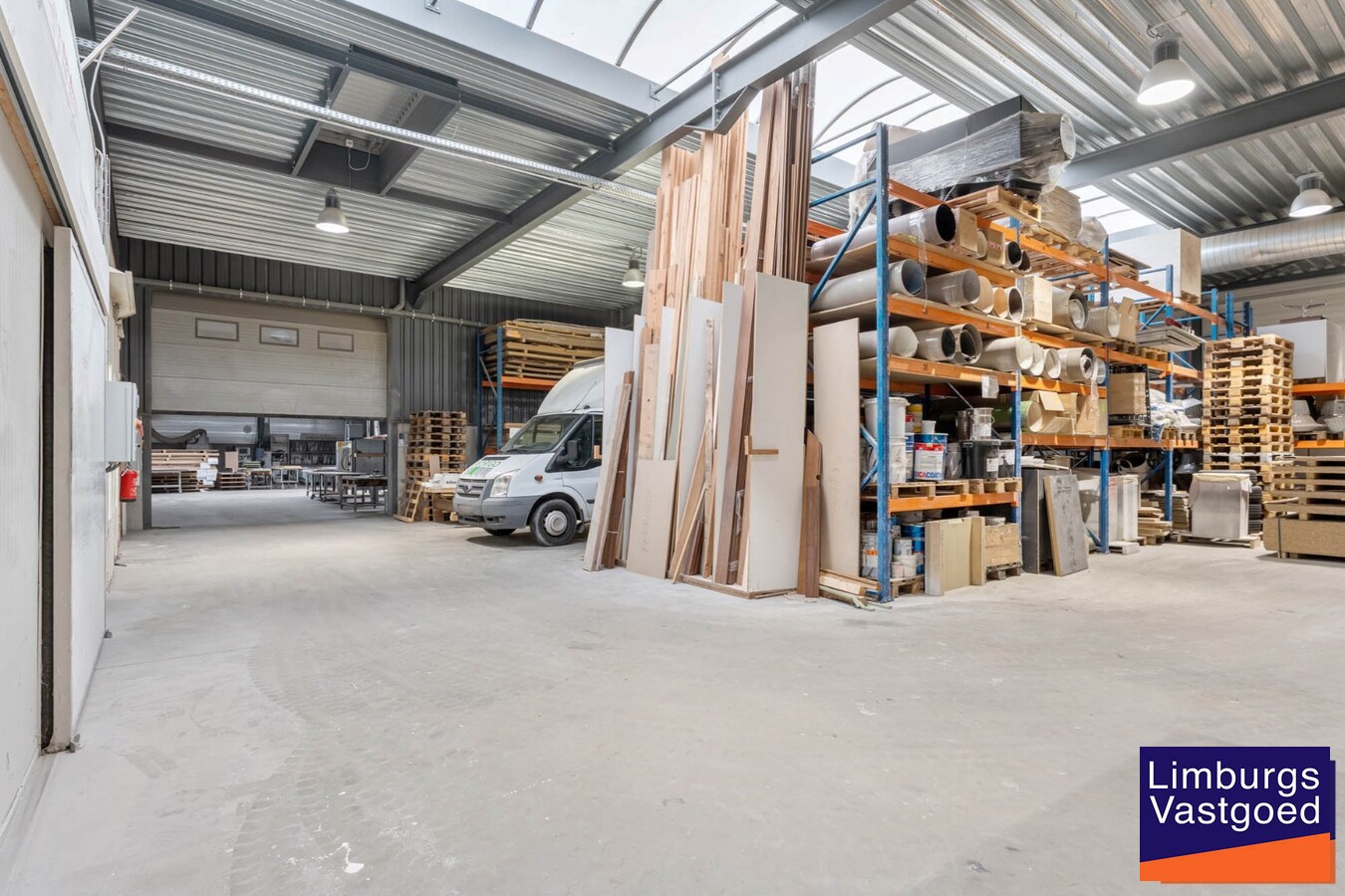 Industrieel gebouw, met woonst.1.696m², met kantoren 120m² + appartement 120m², Genk-Zuid 