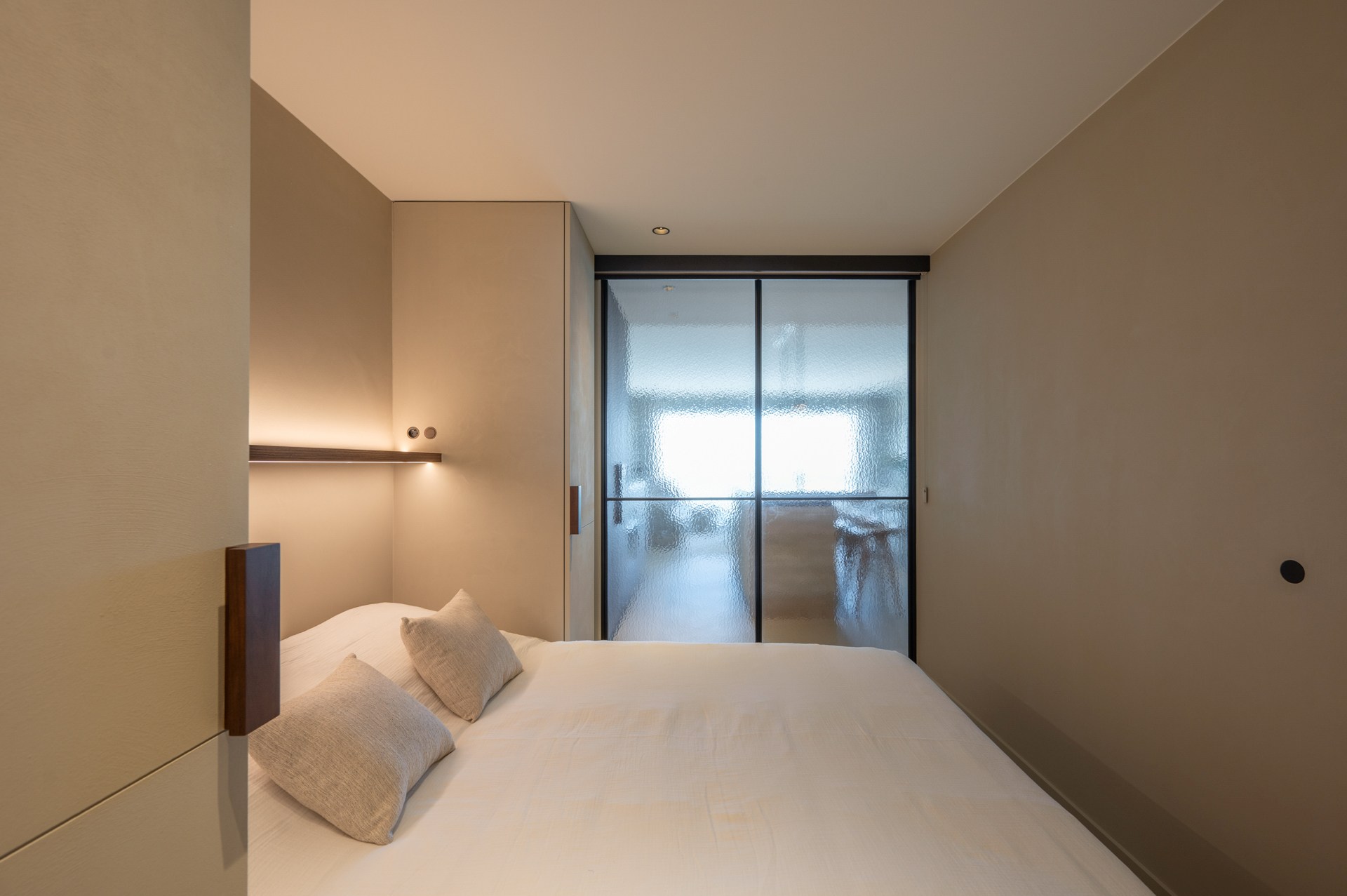 Prachtig gerenoveerd en instapklaar appartement met 3 slaapkamers en frontaal zeezicht, gelegen in een prestigieuze residentie op de zeedijk in het Zoute. 