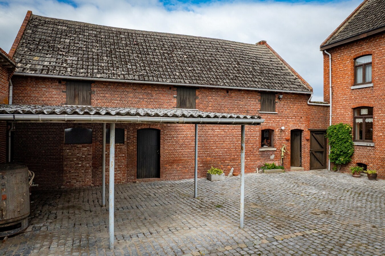 Farm to be renovated with stables and pastures on approximately 1.7 hectares in Herk-de-Stad. 