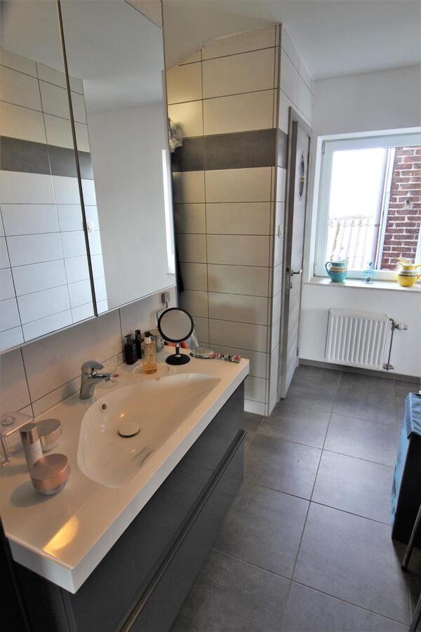 Maison avec centre équestre et appartement supplémentaire sur environ 1.3ha à Hannut (Liège) 