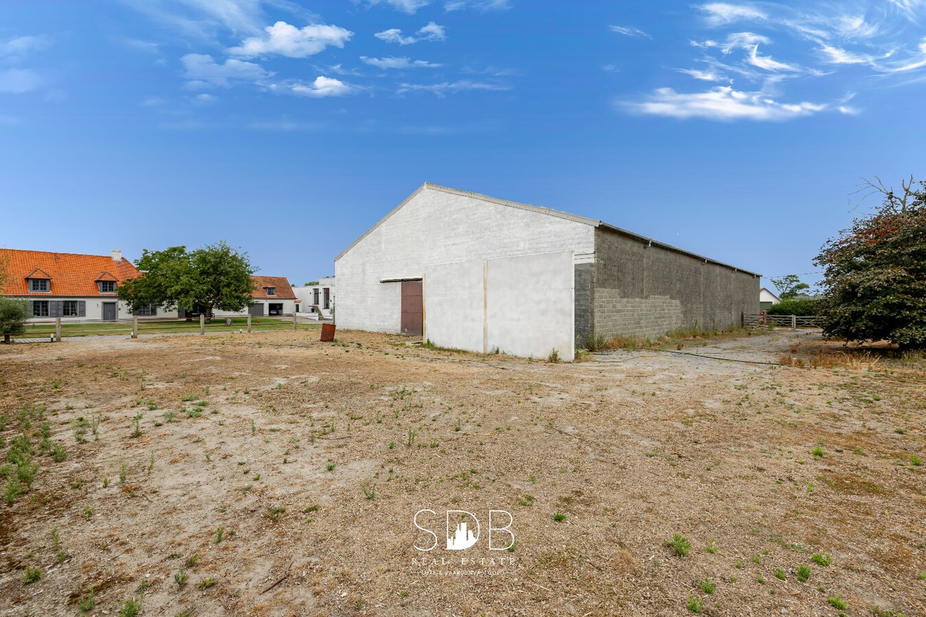 Landelijke villa met ruime bedrijfsgebouwen en opslagmogelijkheden op 23.740m² 